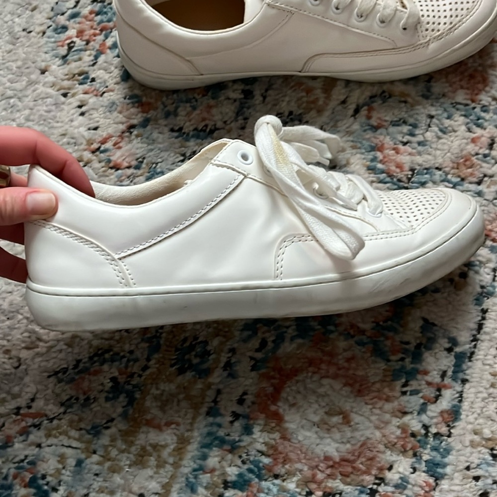 Off white sneaker